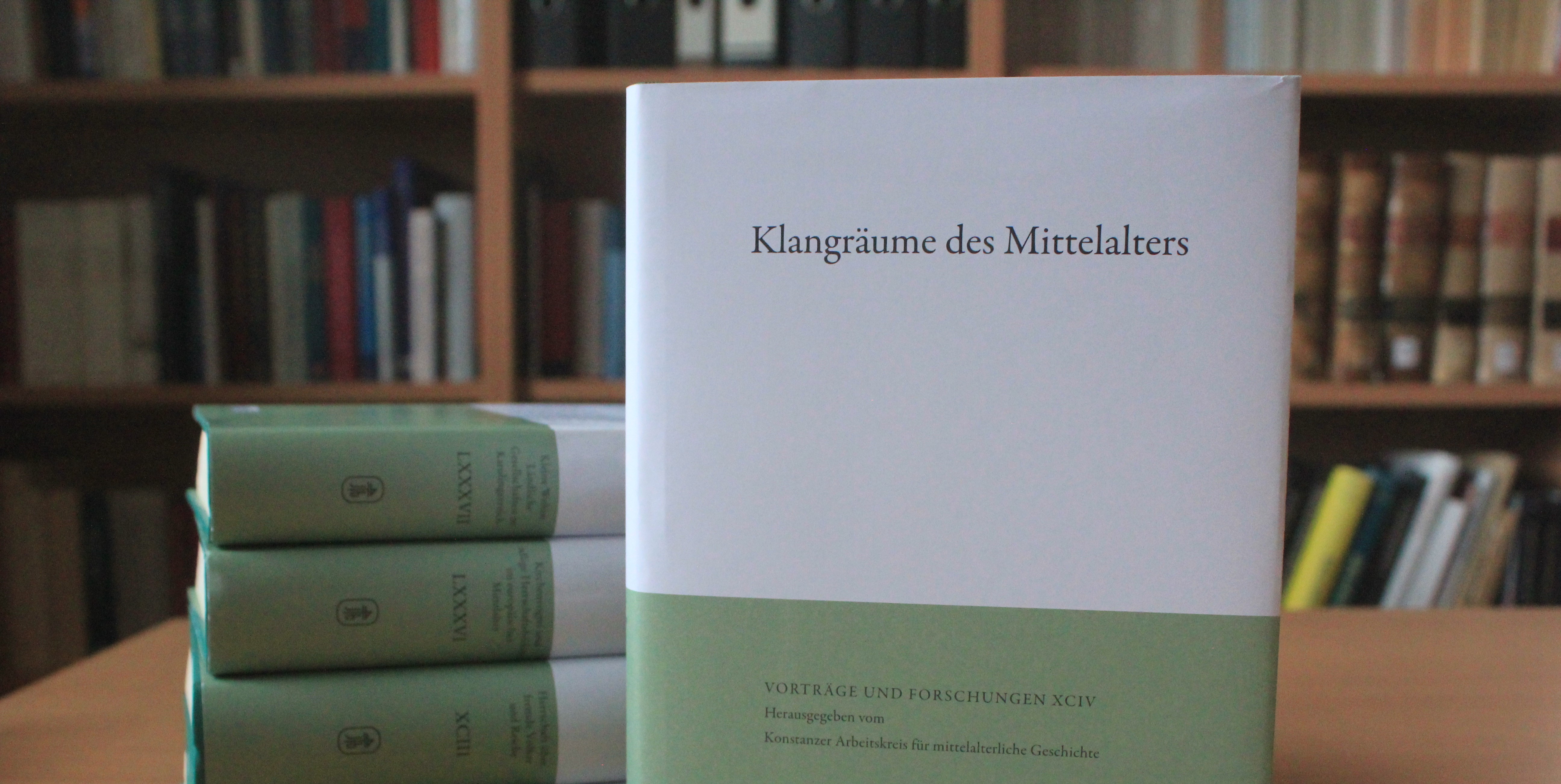<p>Das Buch mit dem Titel »Klangräume des Mittelalters« wurde von Nikolas Jaspert und Harald Müller herausgegeben und geht auf eine Tagung des Konstanzer Arbeitskreises vom Frühjahr 2019 zurück.</p>
