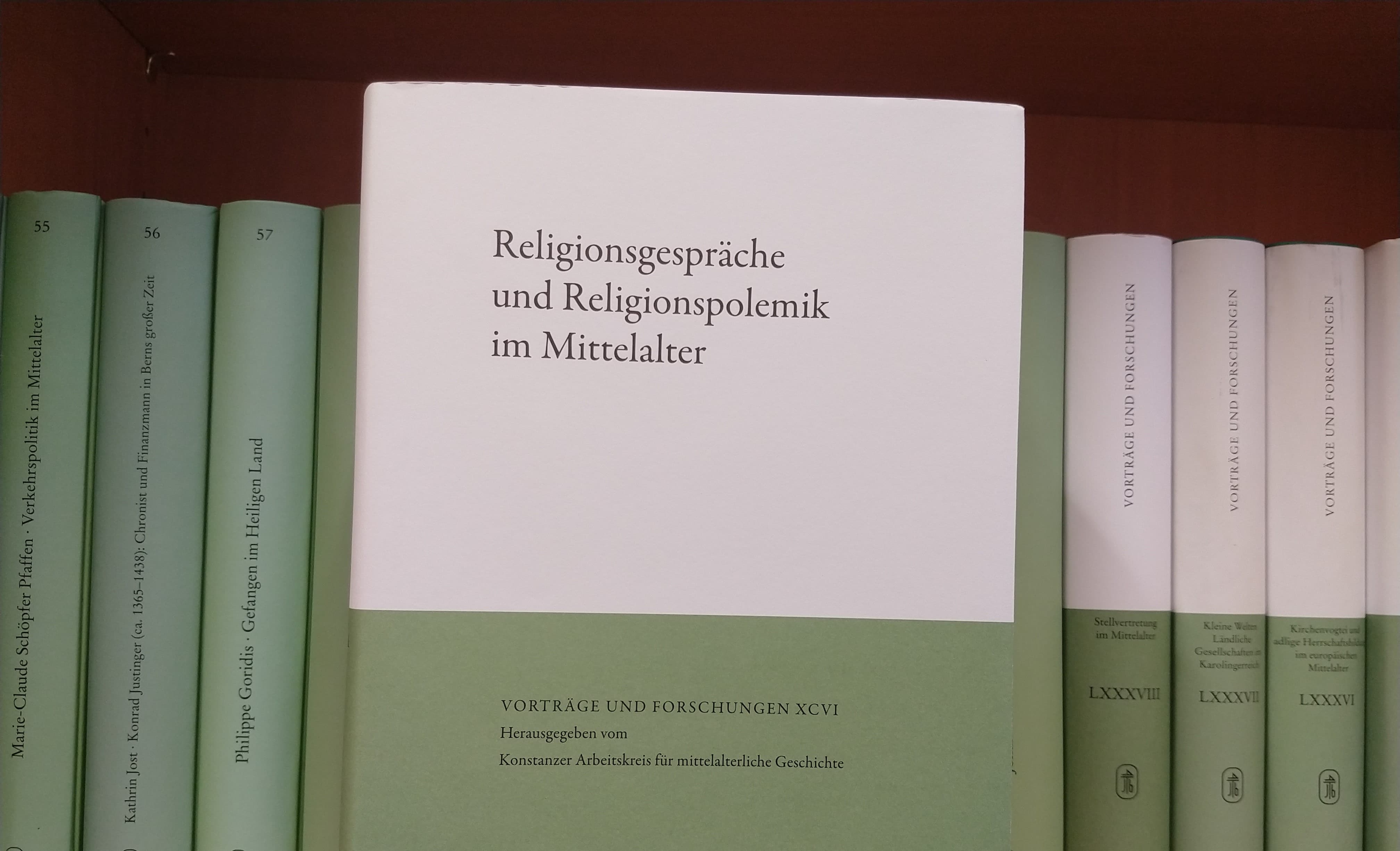<p>Der Band mit dem Titel »Religionsgespräche und Religionspolemik im Mittelalter« wurde von Christine Reinle herausgegeben und geht auf eine Tagung des Konstanzer Arbeitskreises vom Herbst 2019 zurück.</p>
